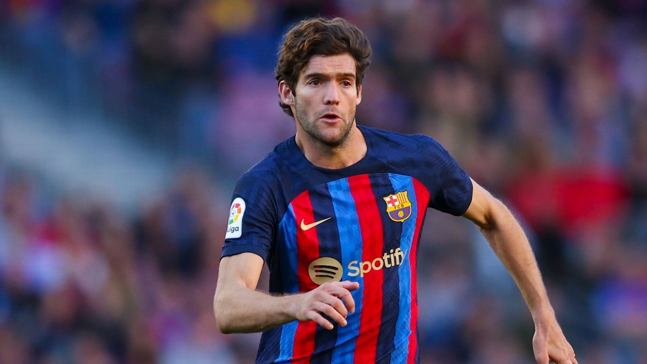 Marcos Alonso chơi ở vị trí hậu vệ trái, trung vệ hoặc tiền vệ trái cho Barcelona